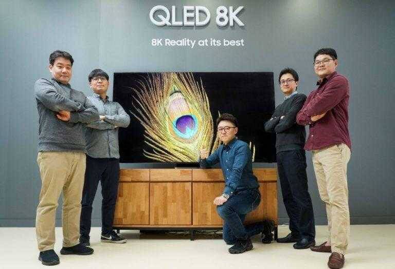 Samsung рассказал о стандарте HDR10+ в телевизорах QLED 8K 6 Группа человек у телевизора Samsung QLED 8K
