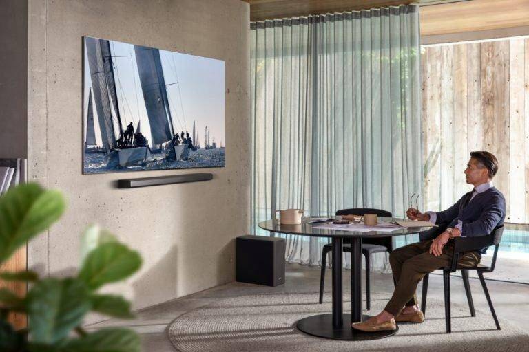 Samsung рассказал о стандарте HDR10+ в телевизорах QLED 8K 9 Человек в офисе смотрит телевизор Samsung QLED 8K