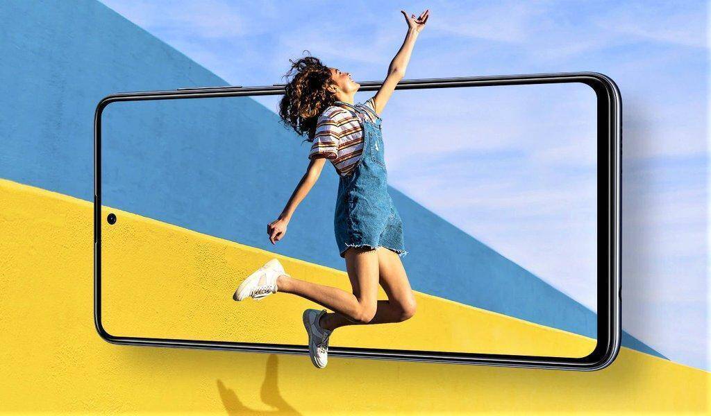 Реклама Samsung Galaxy A21S с женщиной в джинсах