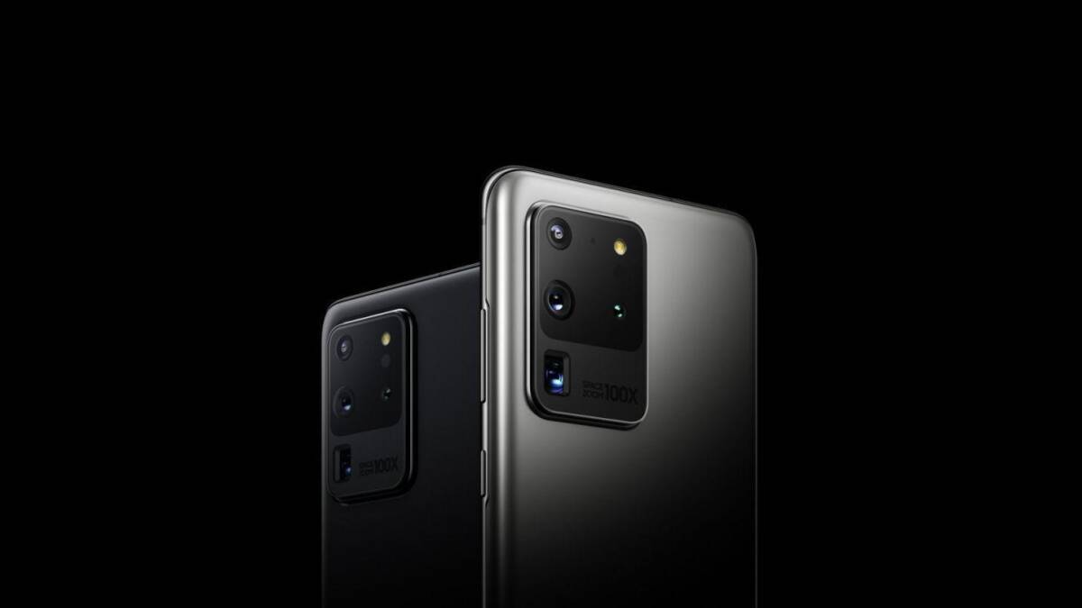Два смартфона Samsung Galaxy с крупными камерами на черном фоне