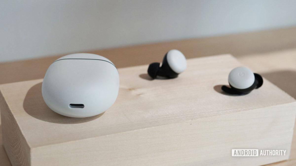 Google выпустили приложение Pixel Buds для Play Store 4 Беспроводные наушники Xiaomi Mi 10 Youth Edition белые на деревянной подставке