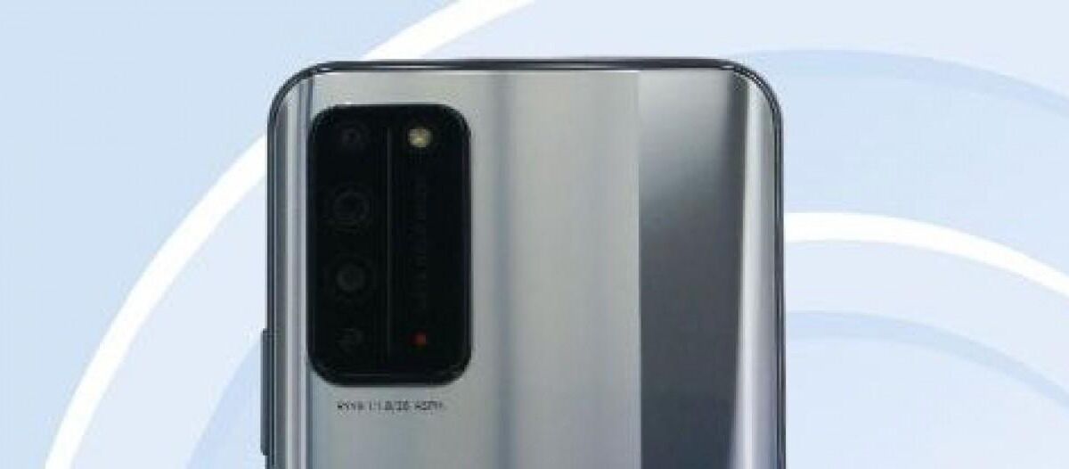 Задняя часть смартфона Honor X10 с тремя камерами