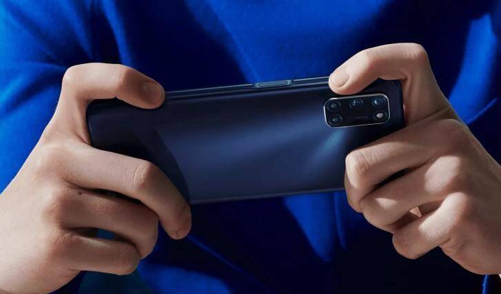 Oppo представила смартфон Oppo A52 5 Человек держит смартфон Oppo Find X9 Ultra со штативом или аксессуаром для стабилизации