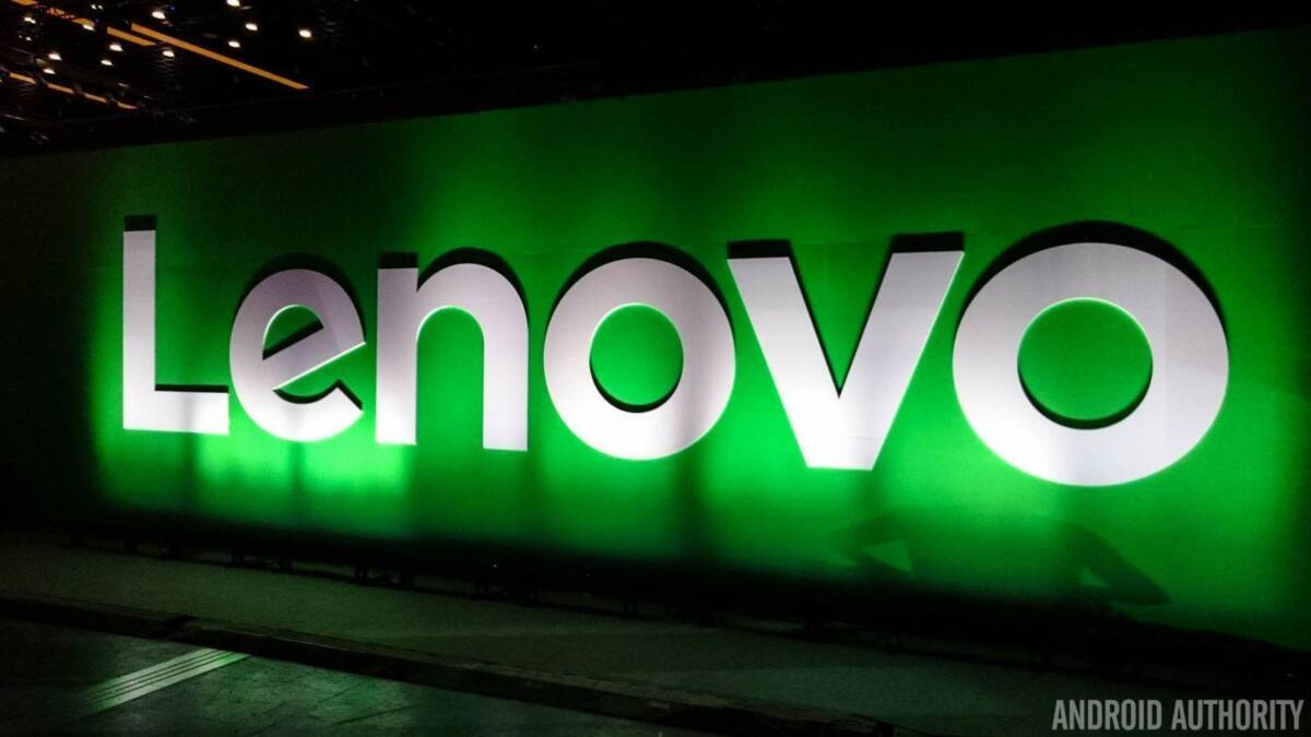 Яркая подсветка логотипа Lenovo на зеленом фоне
