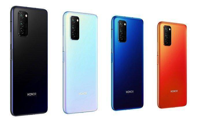 Четыре смартфона Honor различных цветов с тремя камерами на задней панели