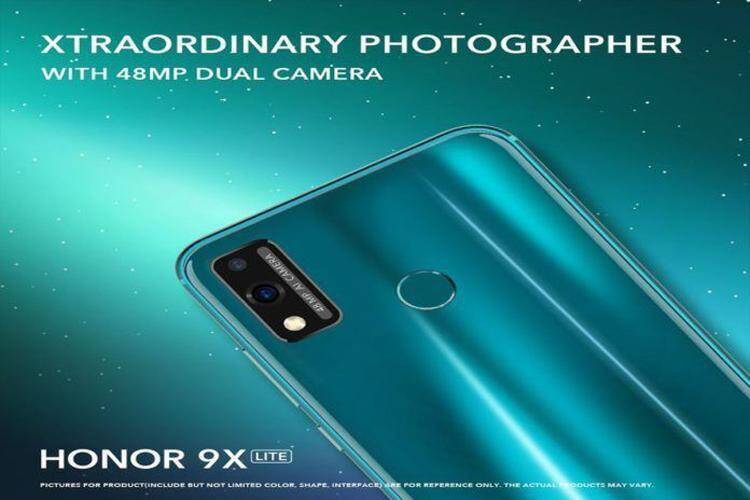 Три смартфона Honor с разными цветами сзади и камерой в углу