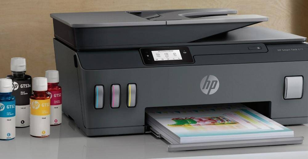 МФУ HP с цветным дисплеем и картриджами на столе