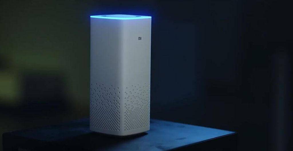 Умная колонка Xiaomi с голубой подсветкой в темной комнате