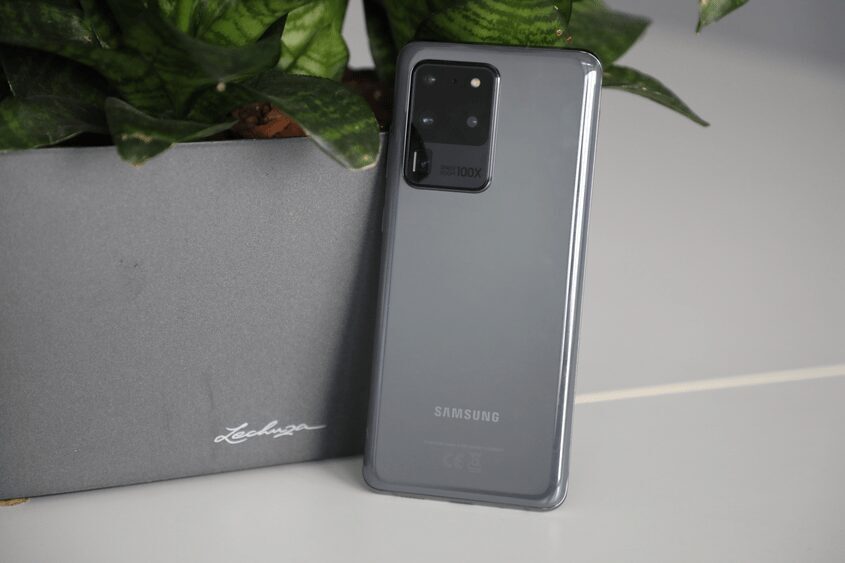 Задняя панель смартфона Samsung Galaxy S20 Lite с камерой и логотипом