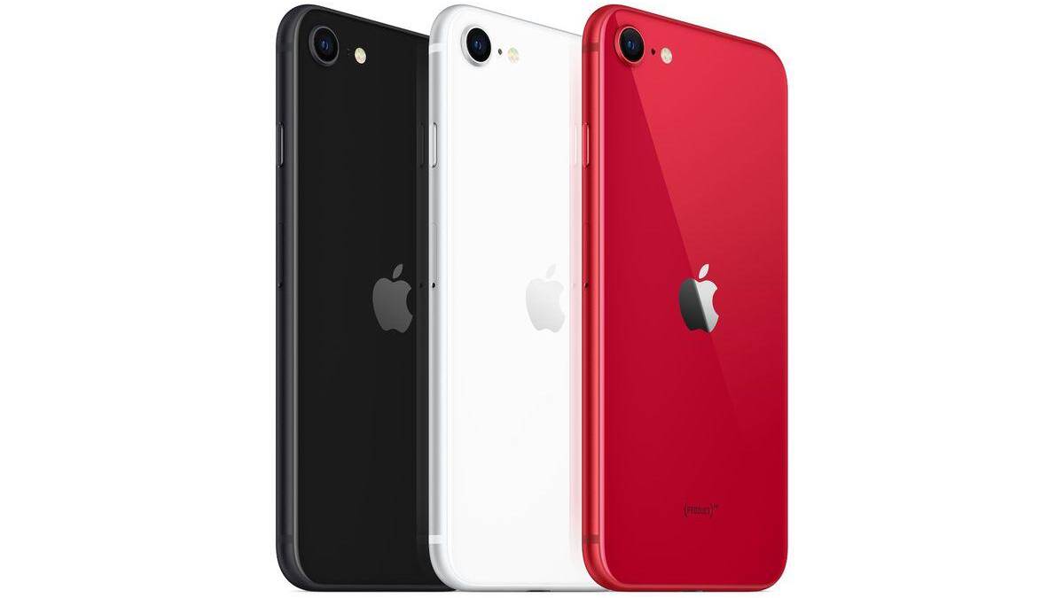 Apple наконец-то выпустила новый iPhone SE. Стоит от 40 000 рублей 7 Три смартфона iPhone SE разных цветов задняя панель камера и логотип Apple
