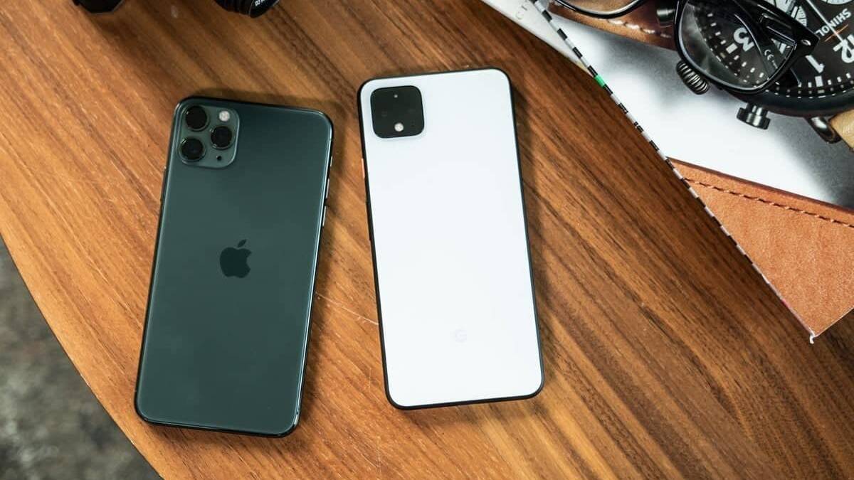Задняя панель iPhone 11 и смартфона Android 4G на столе