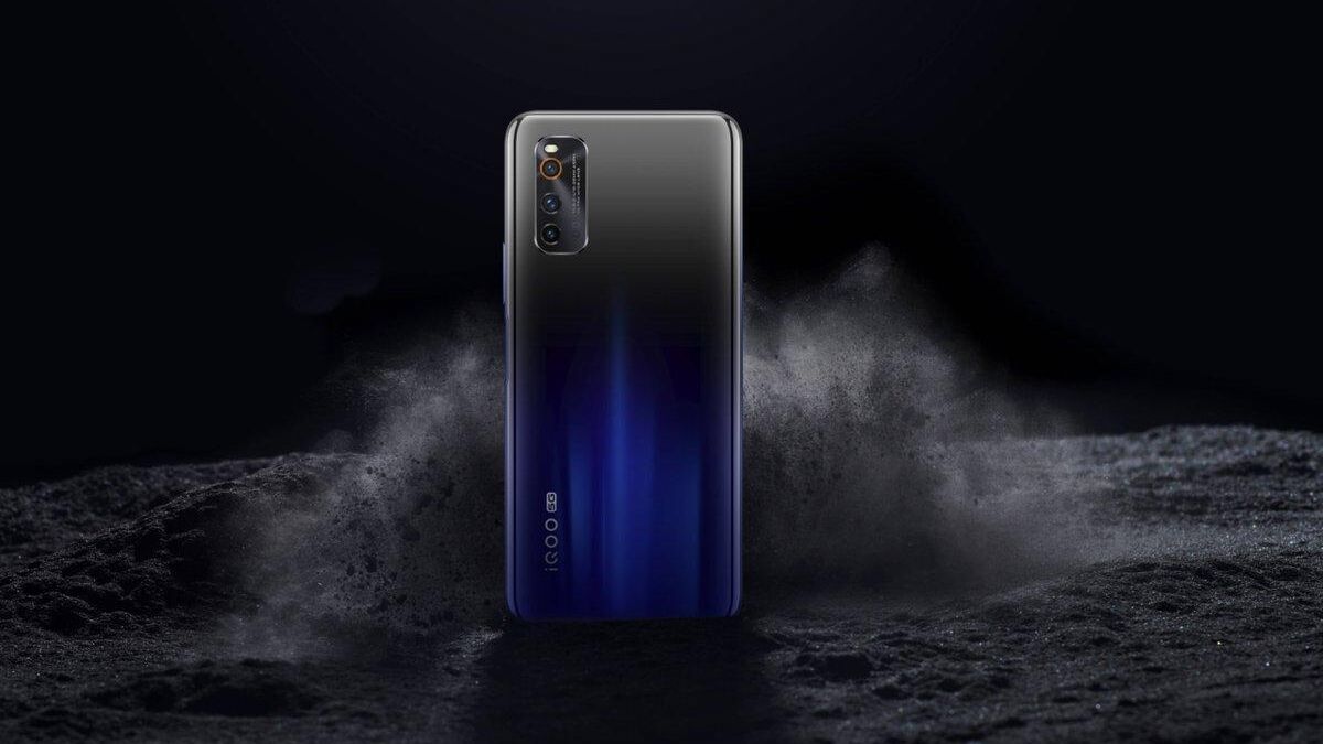 Задняя часть смартфона IQOO 9 с тремя камерами