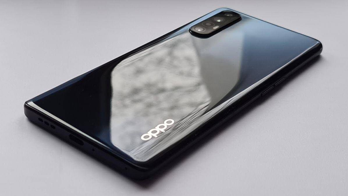 Задняя панель смартфона Oppo с камерой и логотипом