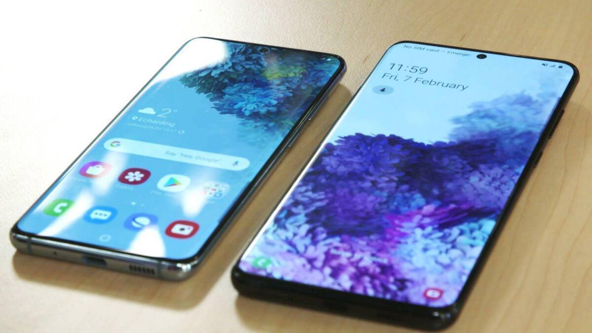 Два смартфона Samsung Galaxy A21S на столе