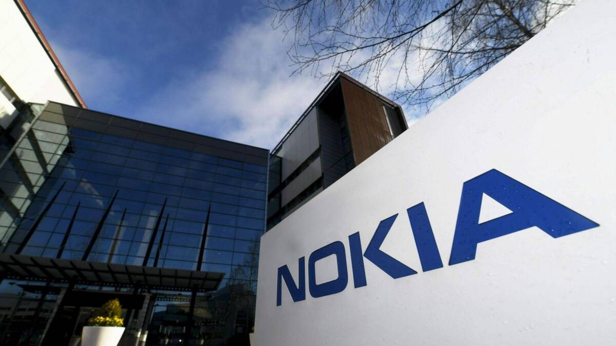 Здание офиса Nokia с вывеской и современным фасадом