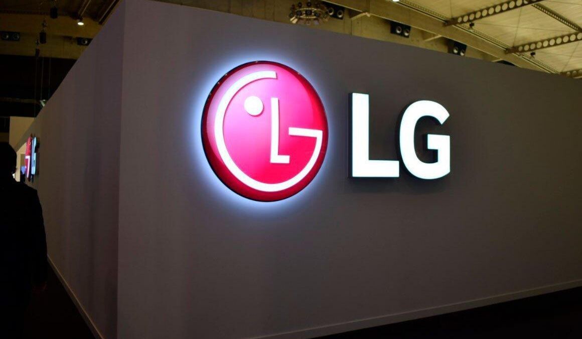 Логотип LG на светящемся фоне на выставке
