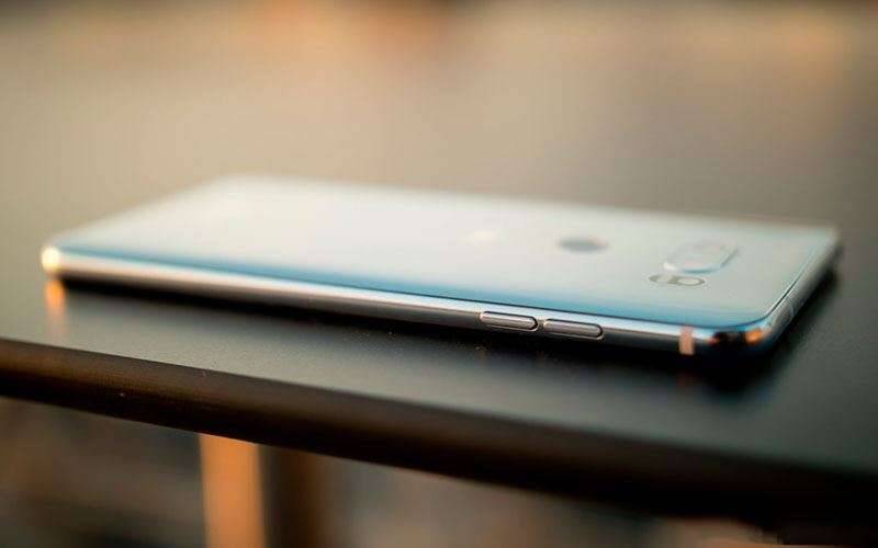Плоский смартфон LG с тонкими боковинами и двумя кнопками сбоку