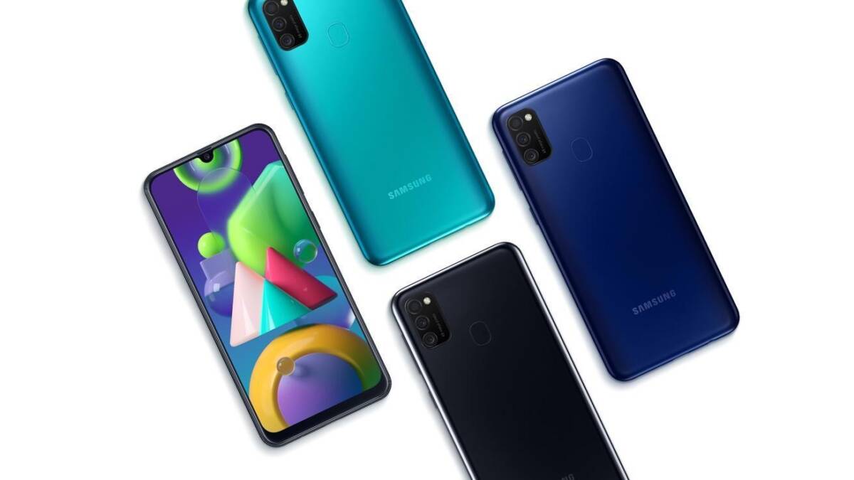 Четыре смартфона Samsung Galaxy M21 и M11 на белом фоне