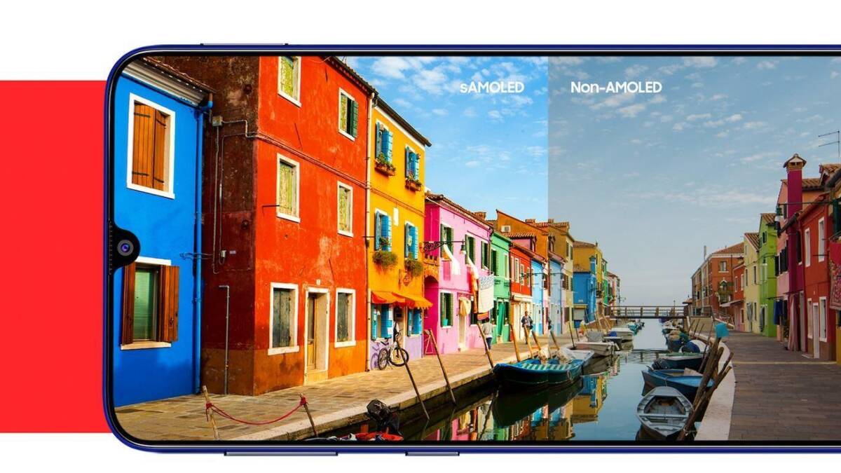Экран Samsung Galaxy M21 с ярким изображением улицы
