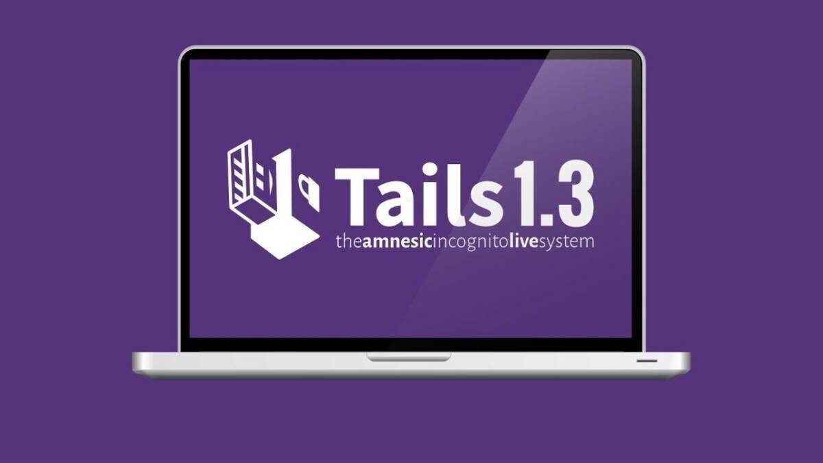 экран ноутбука с логотипом Tails 1.3 на фоне фиолетового цвета