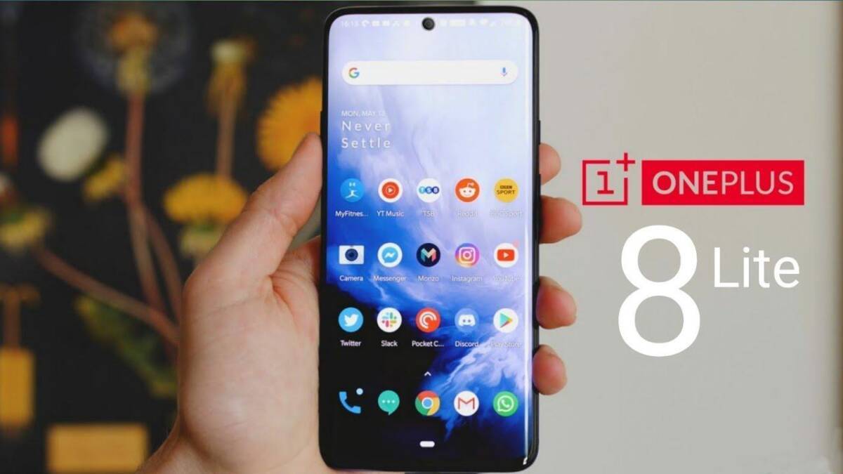 Рука держит смартфон OnePlus 8 Lite с домашним экраном