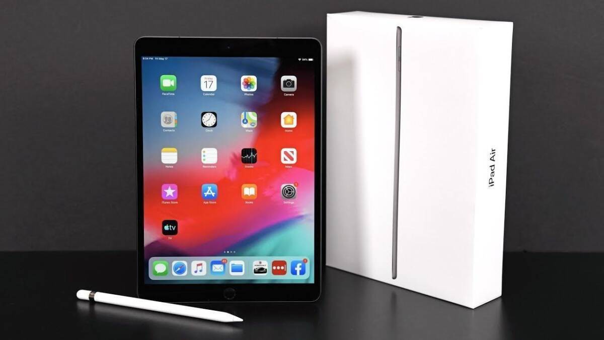 Apple выпустит планшет iPad Air в 2020 году 3 Косплеер в черной кожаной форме с винтовкой и очками
