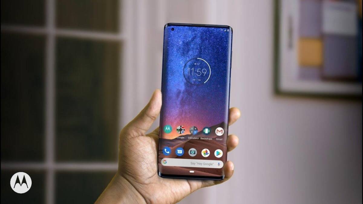 Моторола Edge Plus в руке с дисплеем полный экран
