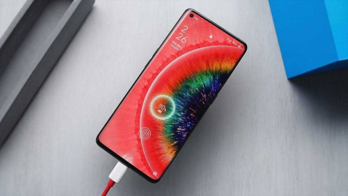 Смартфон с изогнутым дисплеем и красным кабелем