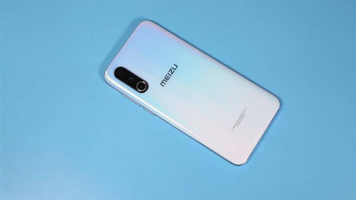 Задняя часть смартфона Meizu 17 Audi Special Edition на голубом фоне