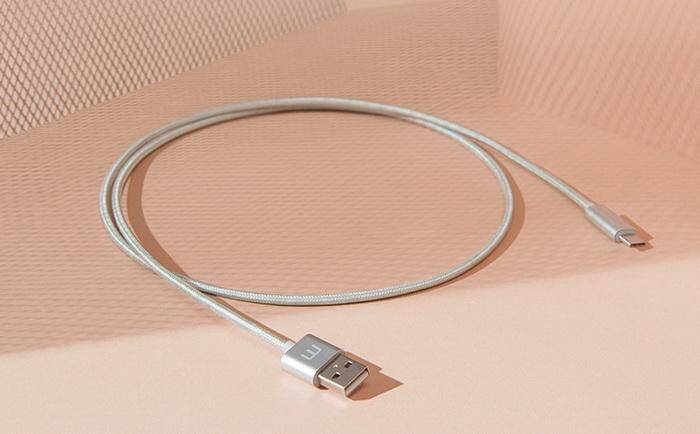 Кабель USB с серебристым покрытием и разъемами USB Type-A и Micro USB