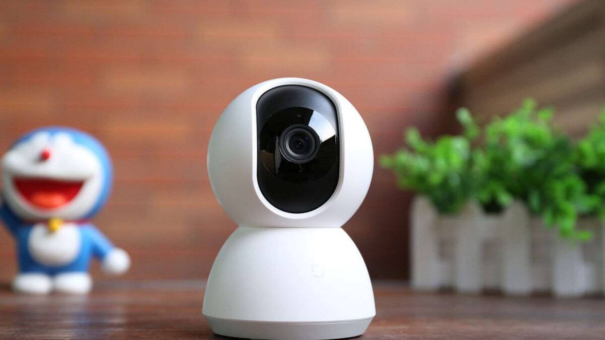 Умная камера Xiaomi Mi Smart Camera PTZ Pro на столе