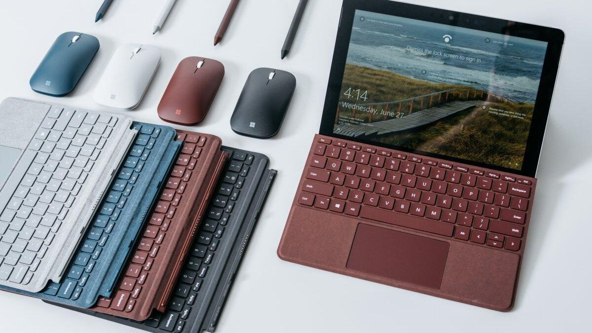 Microsoft Surface Go 2 с клавиатурой и мышью на белом столе