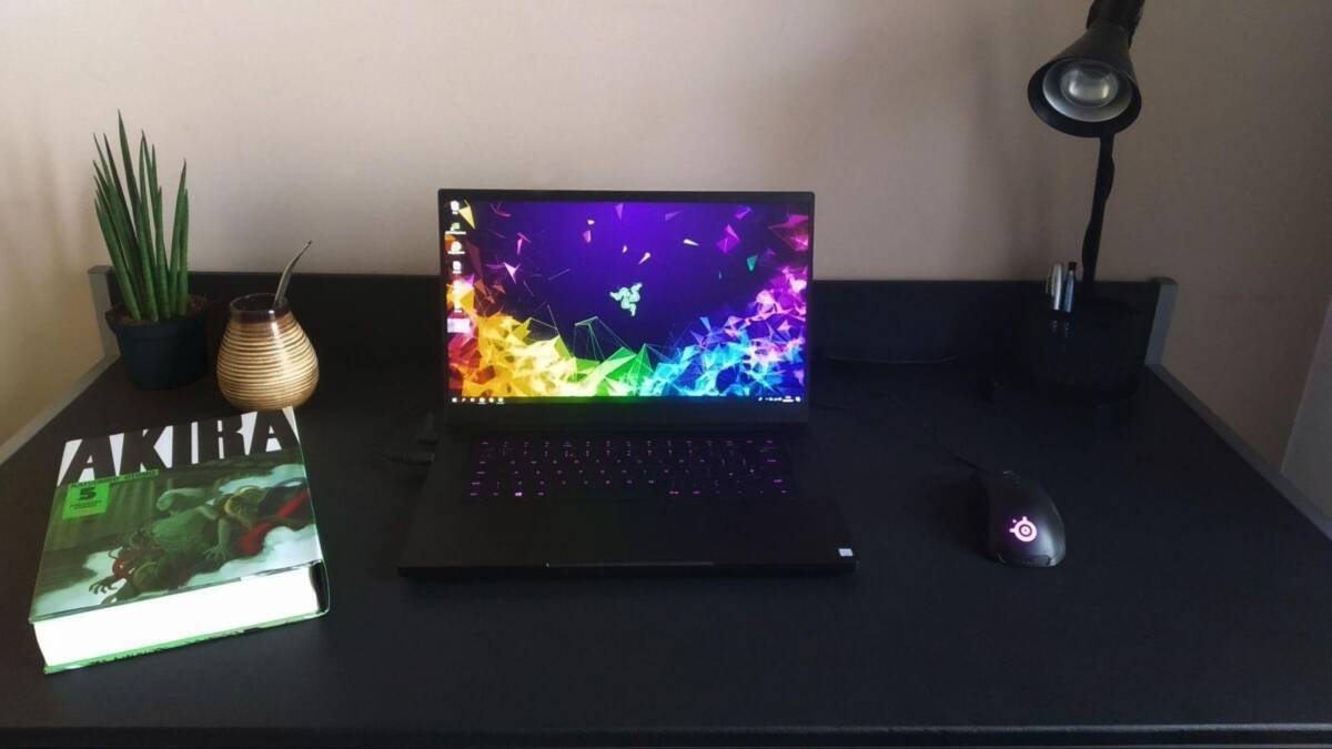 Огляд лептопу Razer Blade 15 з відкритим екраном