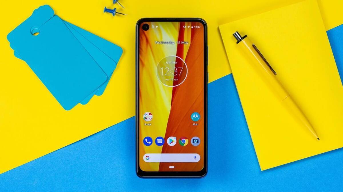 Мотоцикл Motorola Edge 5G на ярком фоне синего и желтого цветов