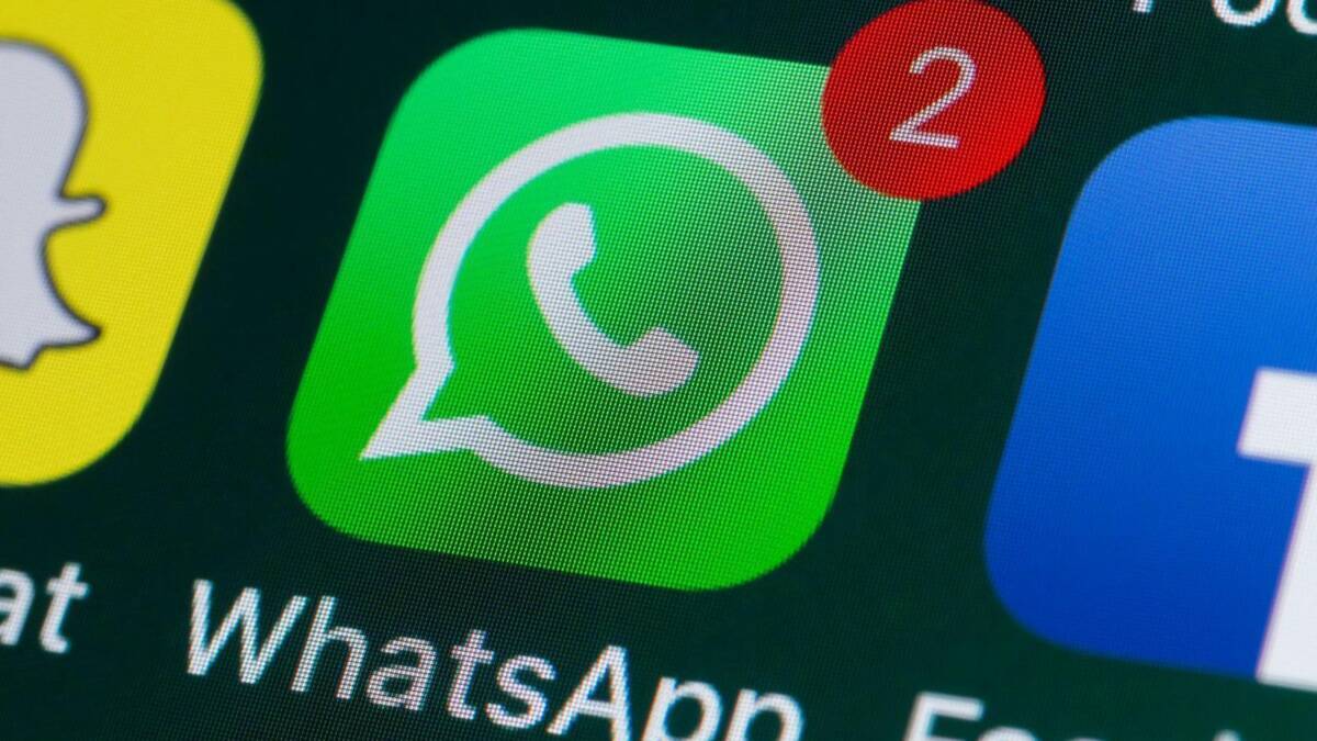 WhatsApp планирует увеличить лимит групповых видеозвонков 4 Экран смартфона OnePlus 8 с уведомлением о двух новых сообщениях