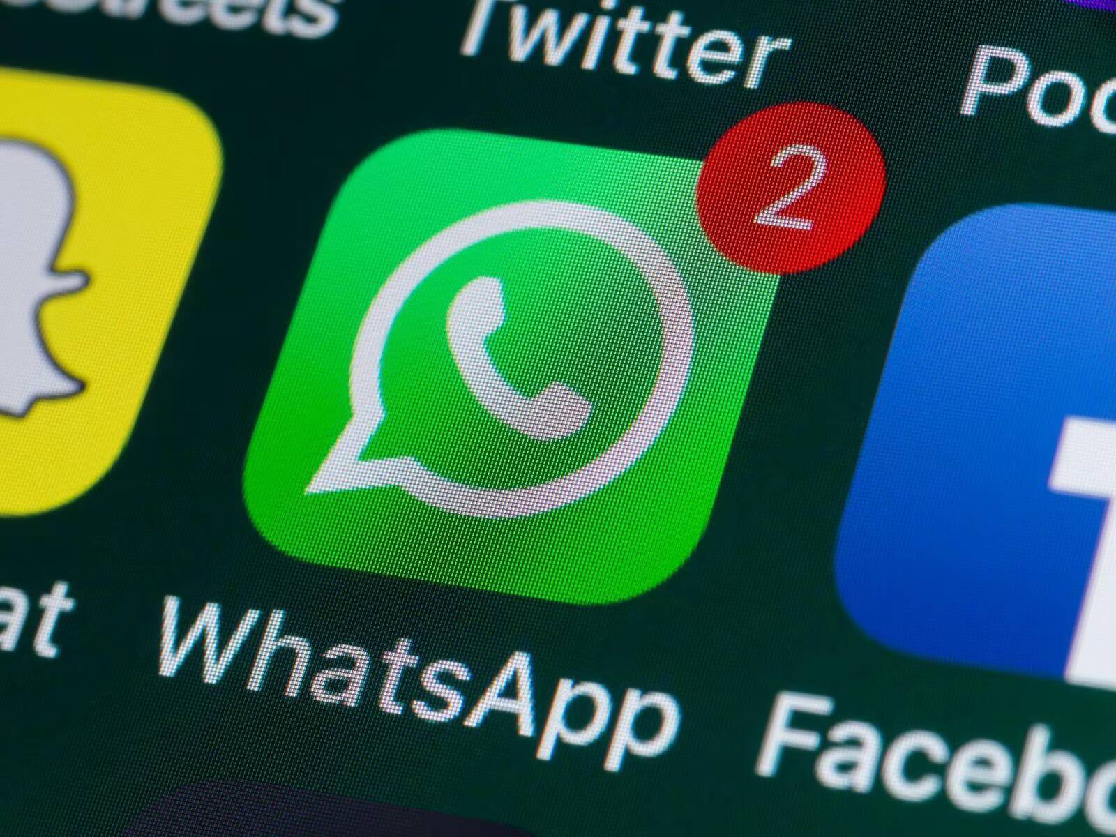 WhatsApp планирует увеличить лимит групповых видеозвонков 1 Экран смартфона OnePlus 8 с уведомлением о двух новых сообщениях