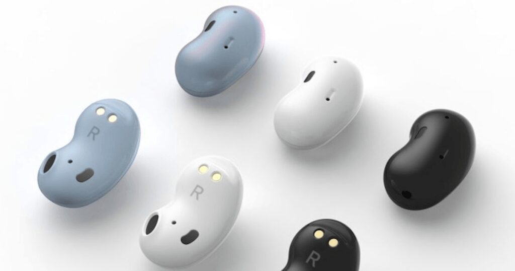 На изображении находятся наушники Galaxy Buds с разными цветами сбоку
