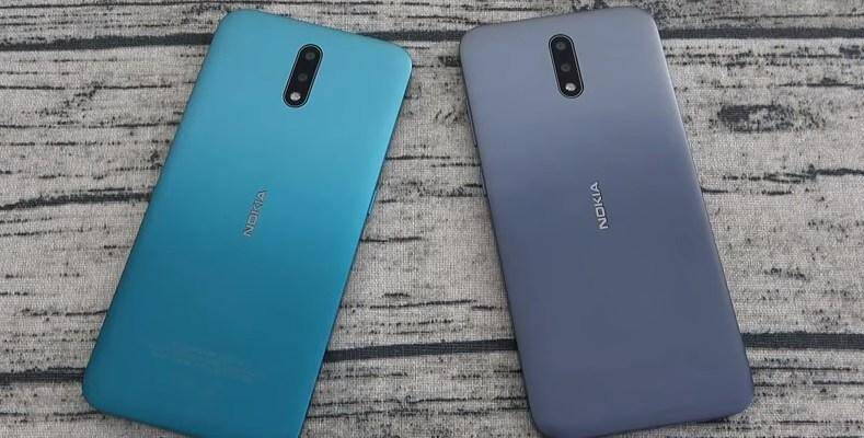 Два смартфона Nokia на деревянной поверхности спина к спине