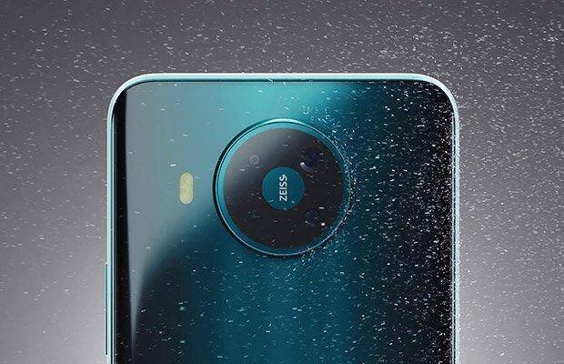 Задняя часть смартфона iQOO Neo3 с камерой и вспышкой