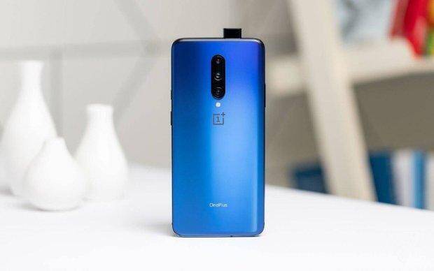 Задняя панель смартфона OnePlus на белом фоне