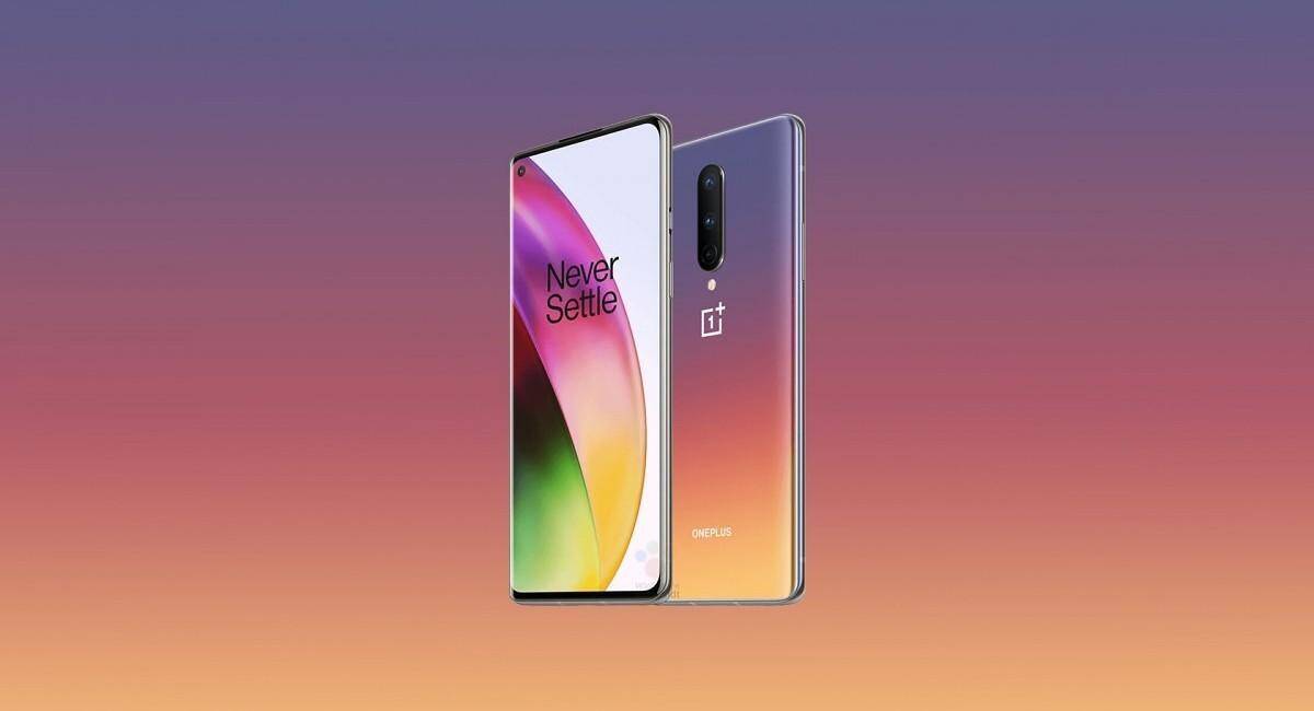 Смартфон OnePlus 8 с ярким дисплеем и тройной камерой на задней панели