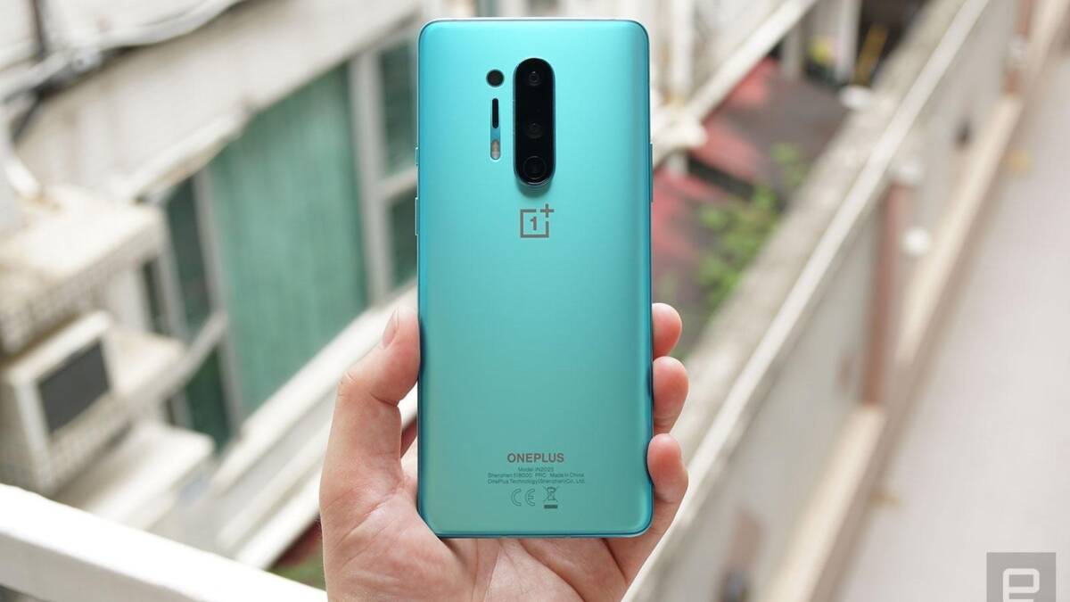 OnePlus выпустила смартфон OnePlus 8 Pro 5 Задняя панель смартфона OnePlus 8 Pro голубого цвета