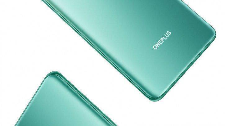 OnePlus продемонстрировала зеленый OnePlus 8 4 Смартфон OnePlus зеленого цвета с облоями и градиентным дизайном
