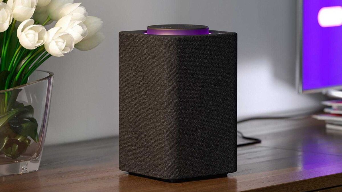 Колонка Яндекс.Станция Утренняя Алиса на столе