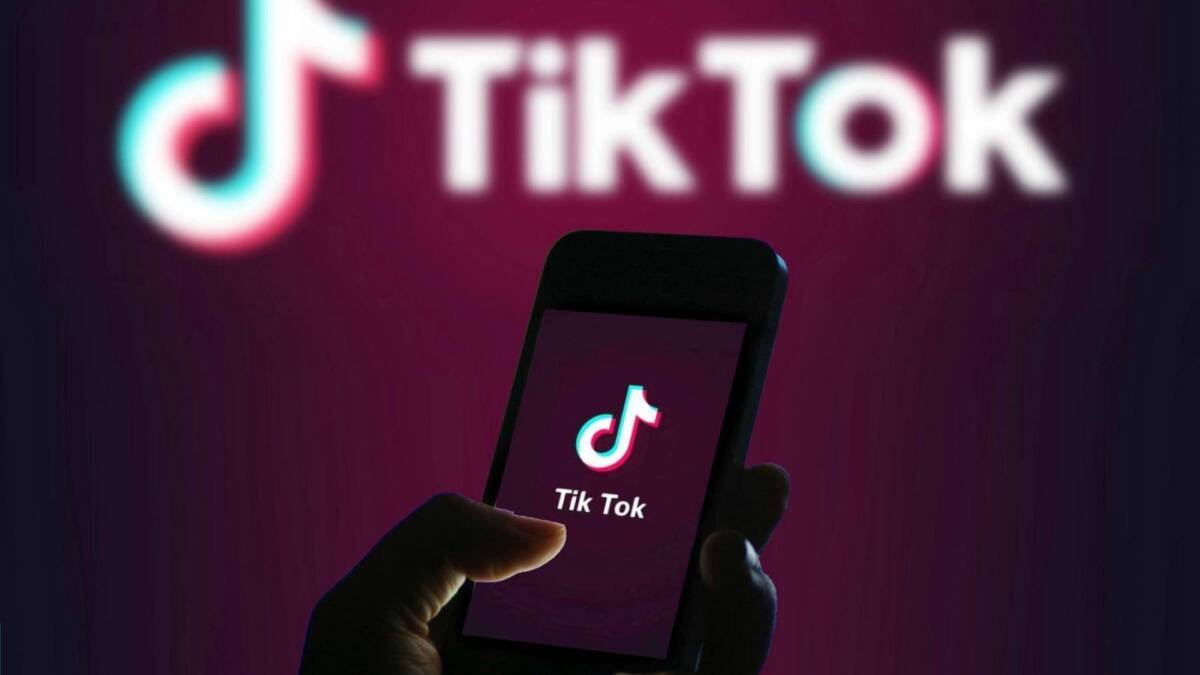 TikTok взломали разработчики, чтобы продемонстрировать проблемы безопасности 4 Мобильный телефон с логотипом TikTok на экране