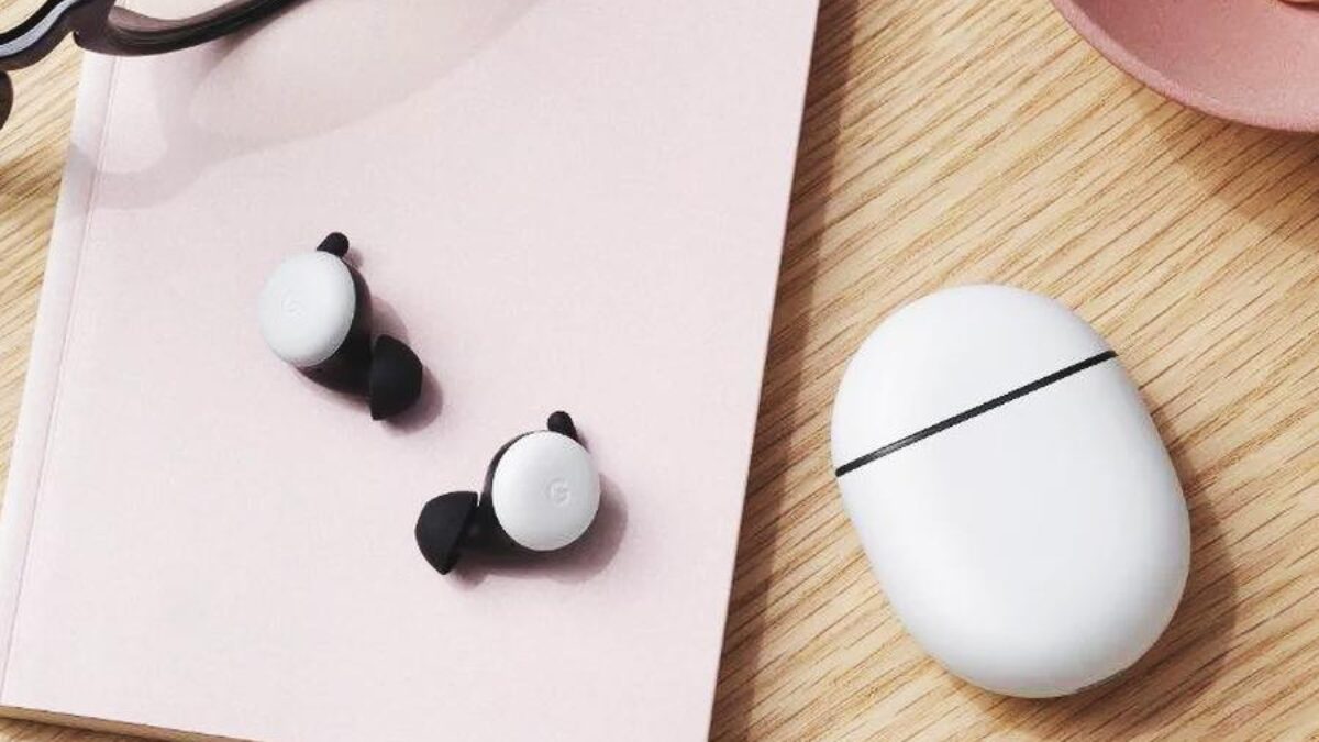 Беспроводные наушники Samsung Galaxy Buds на столе
