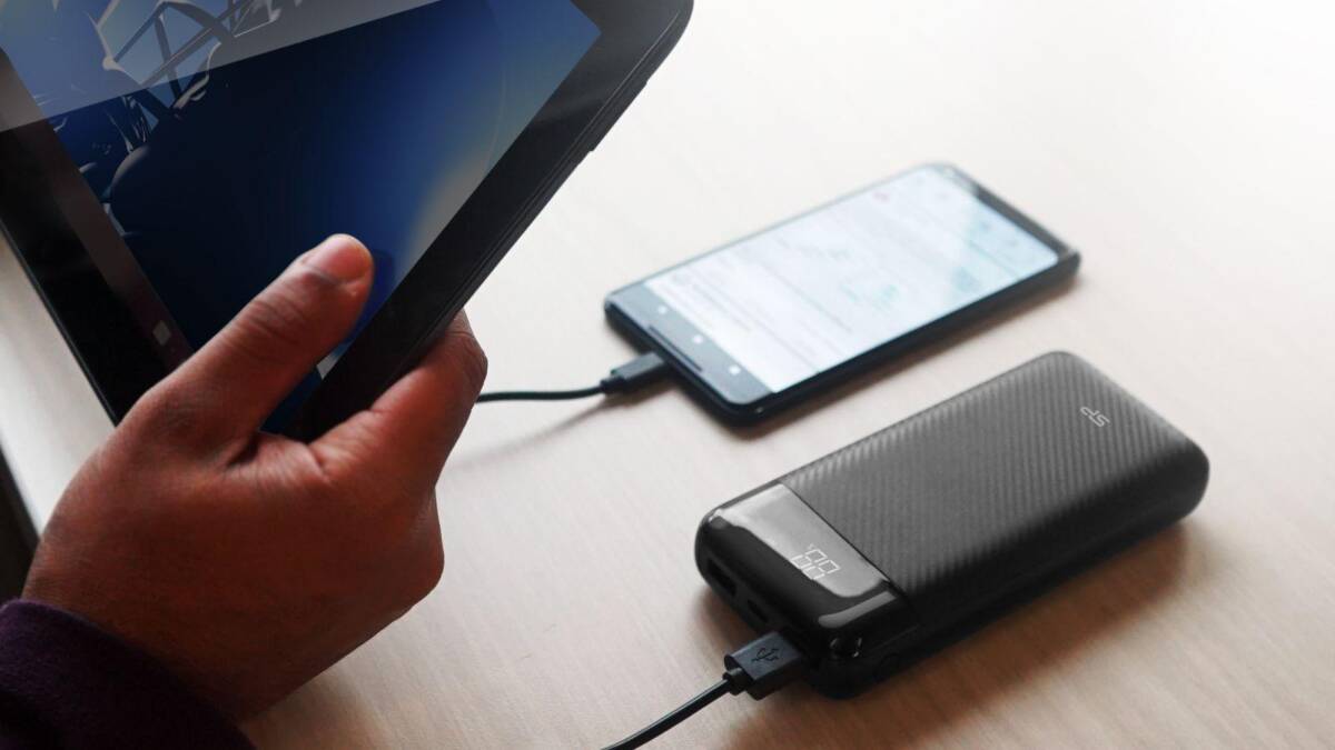 Портативный внешний аккумулятор Silicon Power и смартфон кабель USB