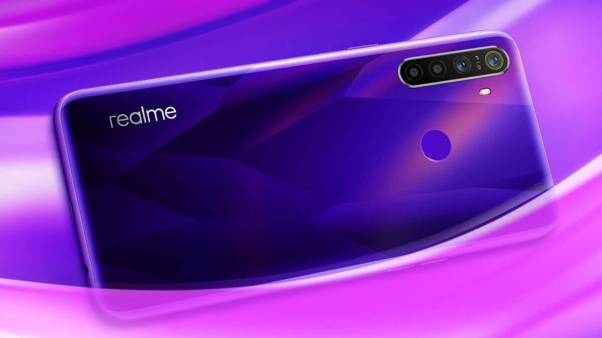 Задняя панель смартфона Realme с тремя камерами и отпечатком пальца