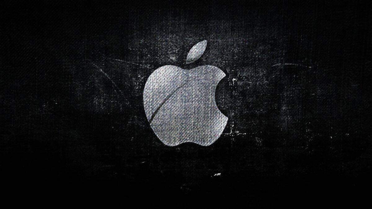 Эмблема Apple на черном фоне с текстурой
