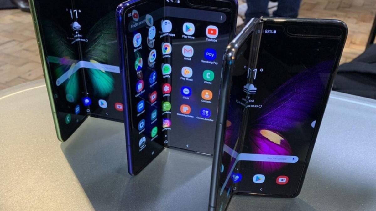 Складной смартфон Samsung Galaxy Fold 2 в открытом виде с интерфейсом